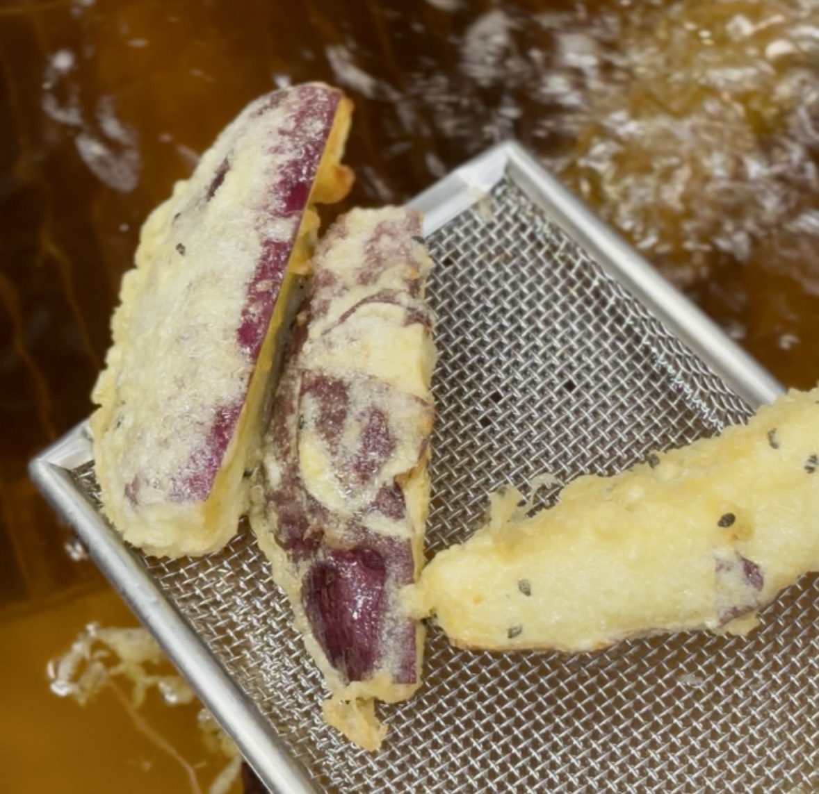 【アレンジレシピ】外サクサク中ねっとり！焼き芋の黒ゴマ天ぷら｜